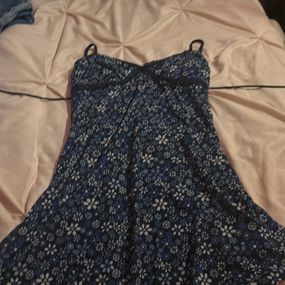 Lacy flower dress - Picture 3 of 3